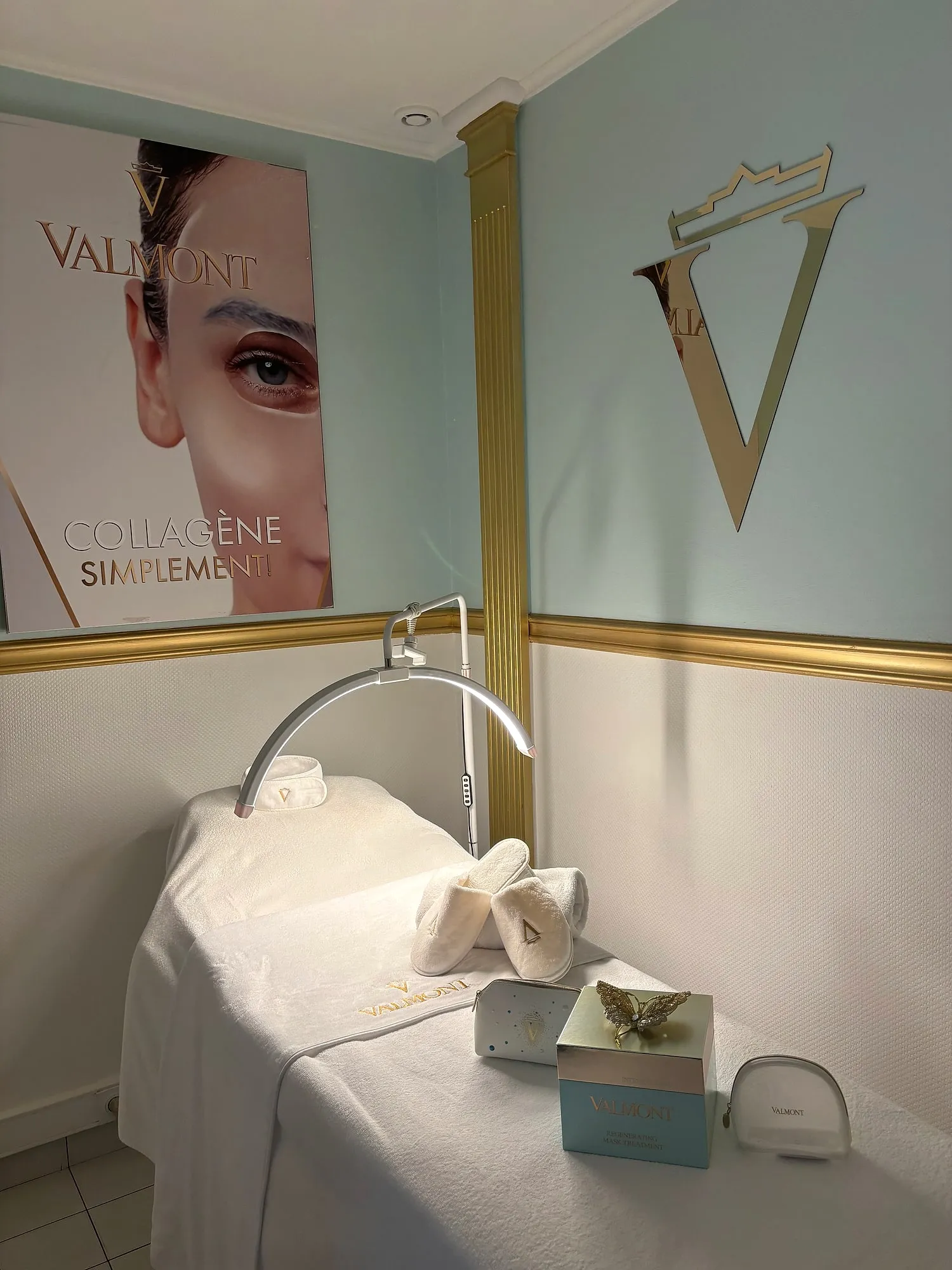 Cabine de soin dédiée aux protocoles Valmont à l'institut Aris Beauté