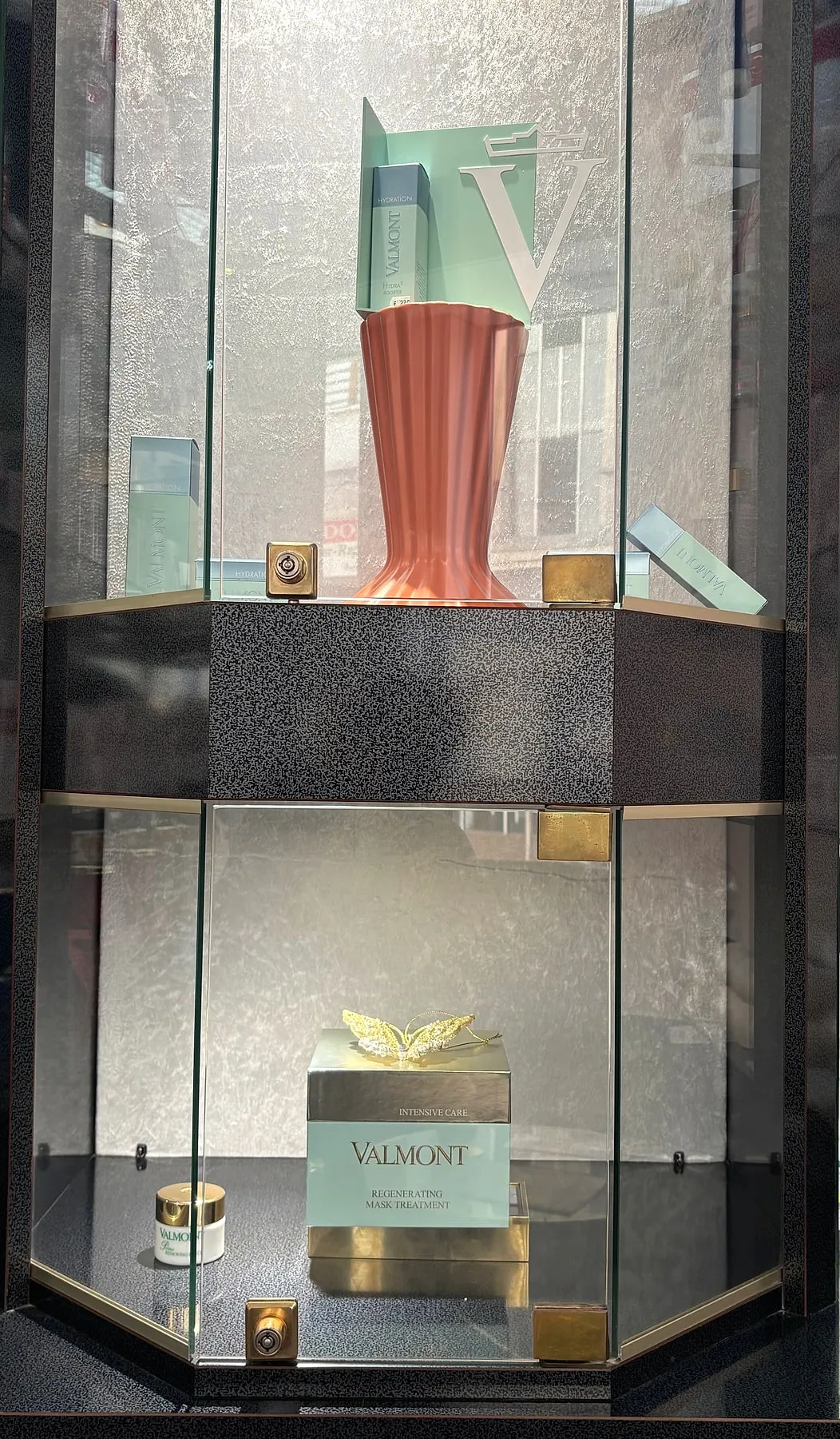 Détail de la vitrine Valmont à l'institut Aris Beauté