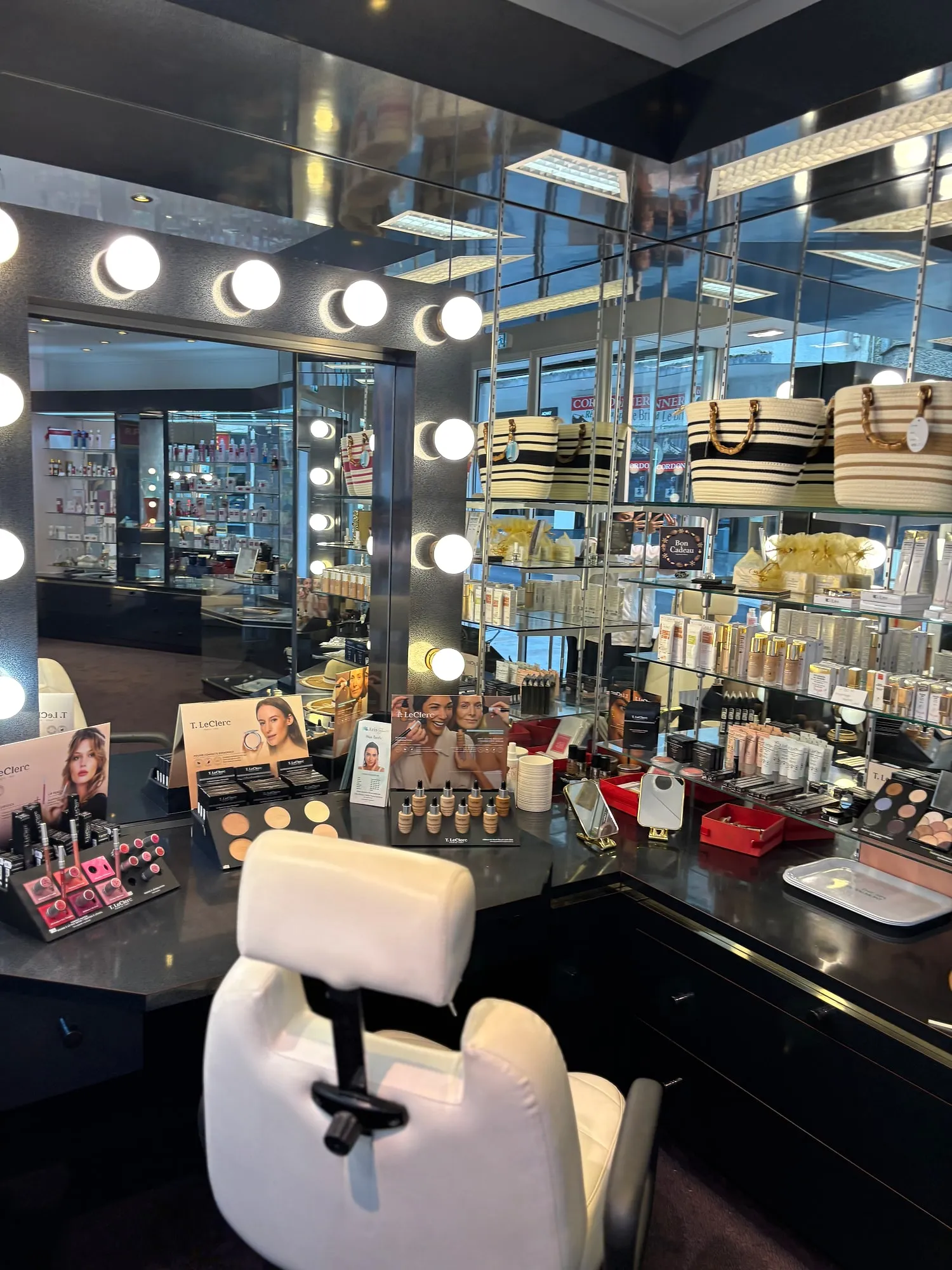 Poste de maquillage et vitrines de produits de l'institut Aris Beauté