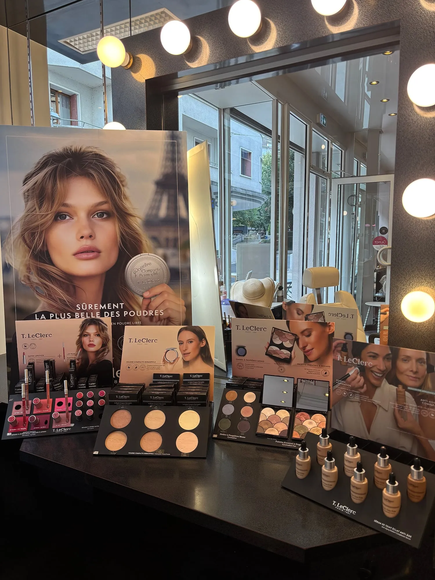 Présentoir de produits T. LeClerc à l'institut Aris Beauté