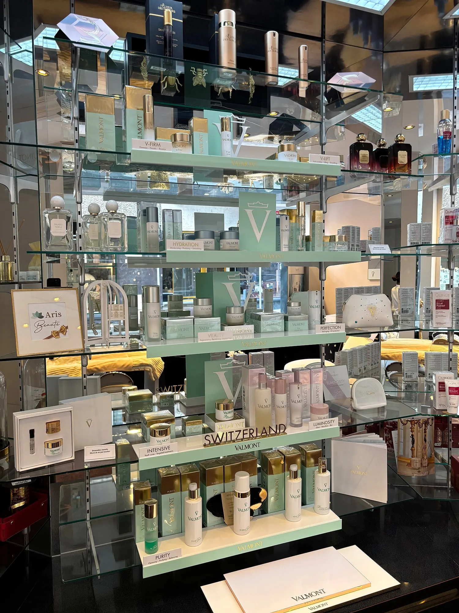 Présentoir de produits Valmont à l'institut Aris Beauté